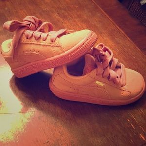 Toddler pink suede pumas